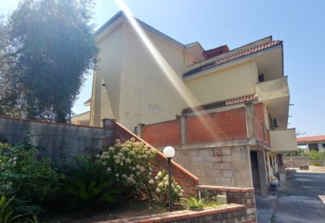 Farmhouse consisting of 6 apartments with 1 hectare of olive grove