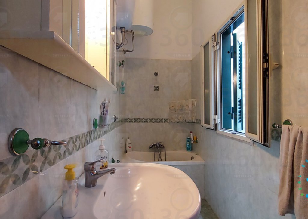 Sale Apartments Naples - Three-room apartment for sale a stone's throw from Via Toledo Piazza Plebiscito Locality 