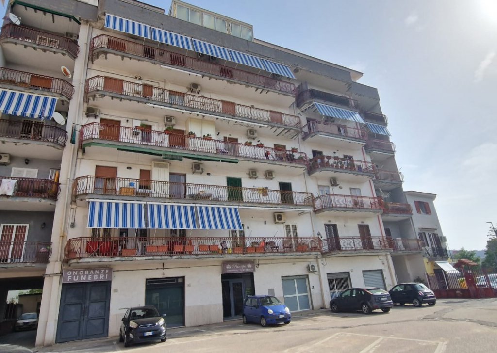 Vendita Appartamento Napoli - Ampio Trilocale Con Spazi Esterni E Posto Auto a Pianura Località Pianura
