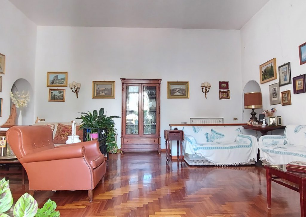 Vendita Appartamento Napoli - Nuda Proprieta' Di Un Ampio Appartamento Con Terrazzo In Zona  Napoli Centro. Località Montesanto