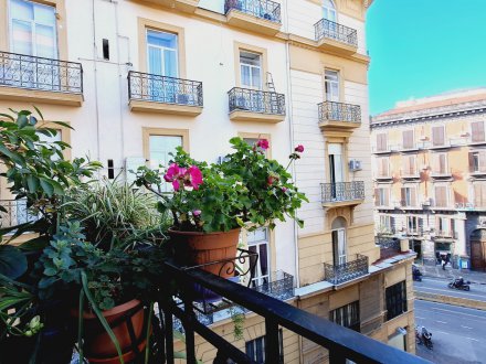OPEN HOUSE Four-room apartment, Naples, adjacent C.so Umberto.