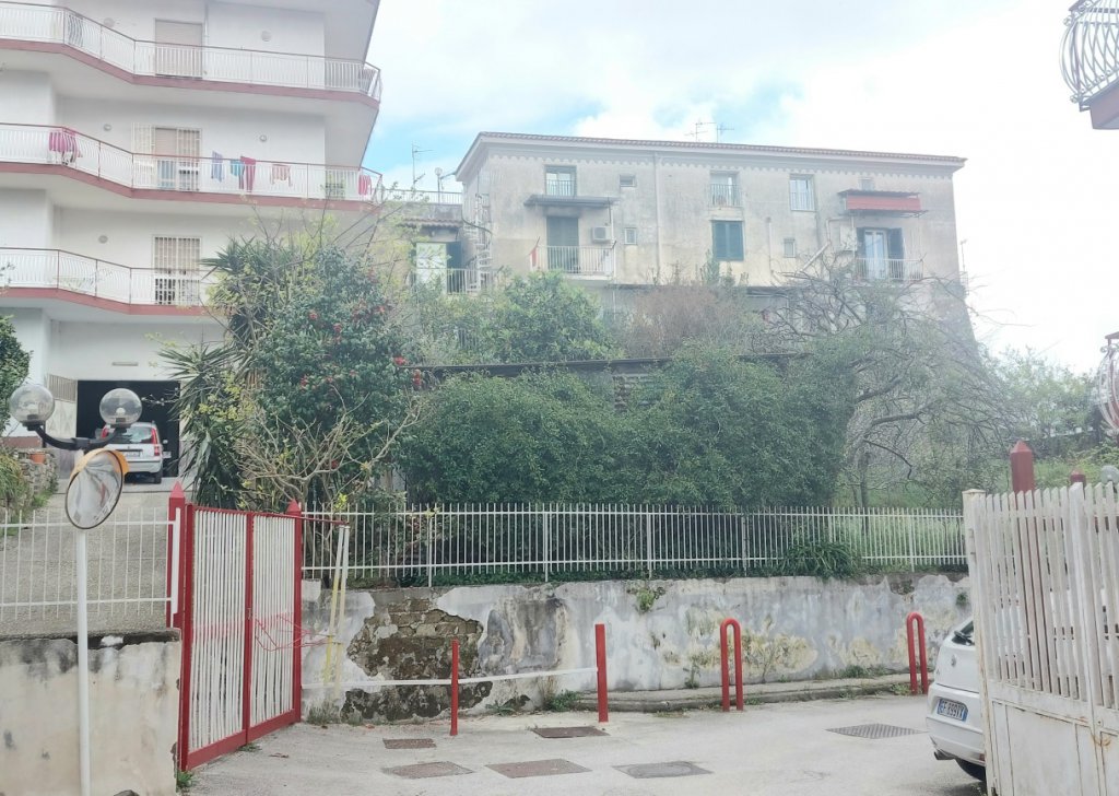Vendita Case Indipendenti Napoli - TerraCielo Semi Indipendente in Zona Ospedaliera Località Camaldoli