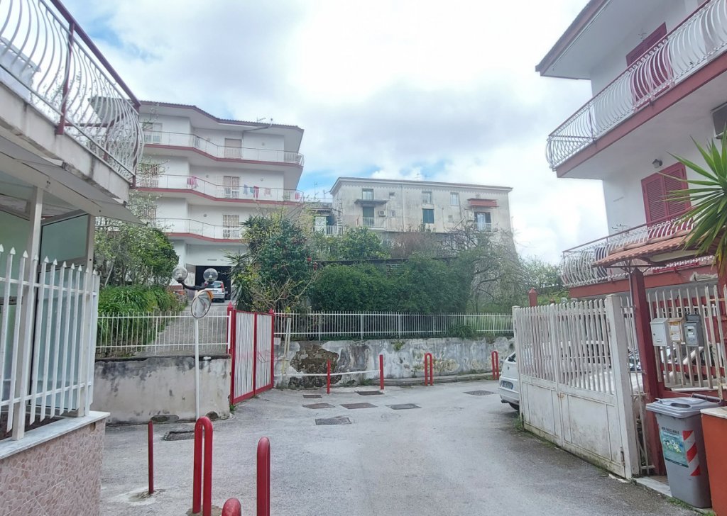 Vendita Case Indipendenti Napoli - TerraCielo Semi Indipendente in Zona Ospedaliera Località Camaldoli